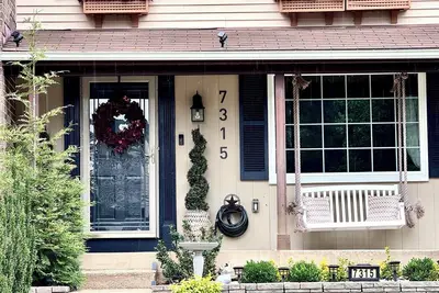 Image de Lakewood Hills Escape, 6-Month to 12-Month Travel