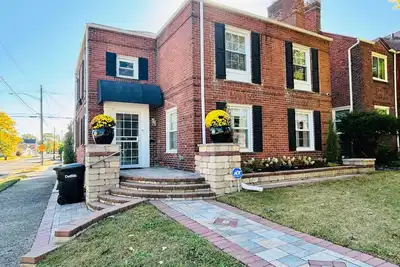 Image de 3-bedroom house in terrific Detroit near the Avenue of Fashion