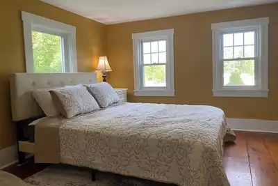 Image de Charming 4bedroom schoolhouse 2. 6 miles to Wells Beach, Ac, WiFi, playground, Bbq