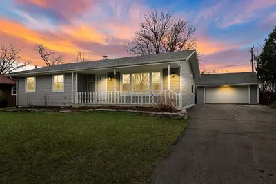 Image de Glamorous Stay in this 3 Br + 3ba House w/ Bar and Home Sauna!