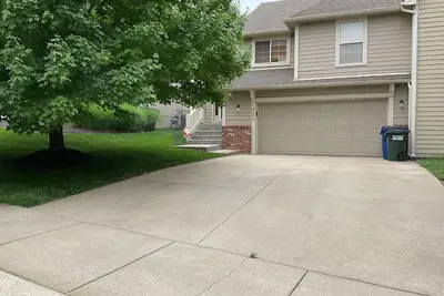 Image de 1 night or more. A Charming 3-bedroom-Spacious, Quiet, Comfortable Home