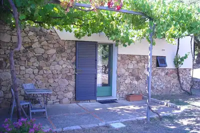 Image de Chambre \"Li Pireddi\" avec piscine partagée, jardin privé et climatisation