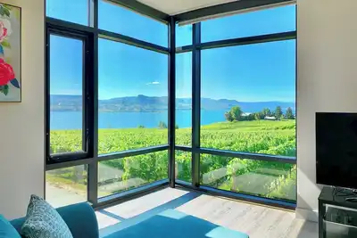 Image de Luxury Guest Suite at Moraine Winery with Vineyard and Lake Views