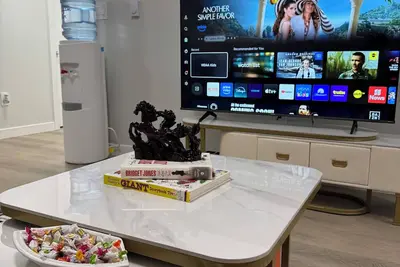 Image de Terracotta Luxury Suite- Your grounding oasis! Few minutes from the airport.