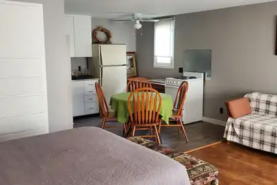 Image de Charming 1-bedroom apt Buffalo Wy, on creek, Ac, WiFi, & 1 block from downtown.