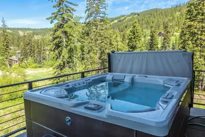 Image de New! Luxury 4-level home with ski-in/ ski-out access and hot tub
