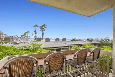 Image de Designer-Renovated Condo with Stunning Ocean Views from the Balcony – D106