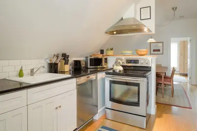 Image de 5-Bedroom Retreat by Lake & Downtown - Fully Registered & Licensed