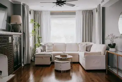 Image de 2br • Sleeps 7 • Coffee Station • Backyard w/ Grill