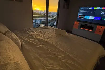 Image de Modern High Rise by Brickell with Sunset Views Rooftop Pool Spa and Free Parking