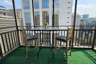 Image de Cozy City Retreat-Balcony+Views