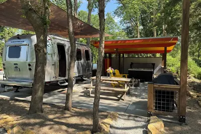 Image de Wildflower Airstream with 4 Person Hot Tub