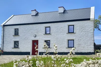 Image de Nead Na BHFÁINLEOG (Swallows’ Nest) in Claddaghduff, County Galway