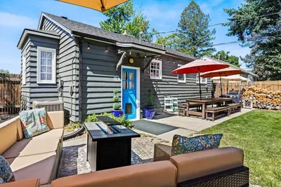 Image de New! Cheerful Dog Friendly 1937 Cottage w/ Electric Fireplace! 5 min Drive/20 min Walk to Hyde Park