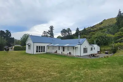 Image de Mountain farmhouse with adventures at your door on historic Island Hills Station