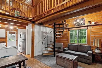 Image de Cozy 2-loft cabin in enchanting Biglake with WiFi, and lake access close by