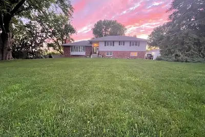 Image de Large, modern, spacious and clean 6-bedroom house in desirable West Omaha.