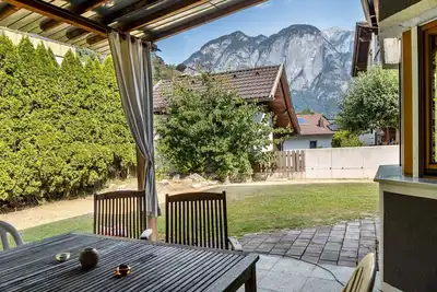 Image de Appartement 'Große Wohnung Mit Garten' avec vue sur les montagnes, terrasse privée et Wi-Fi