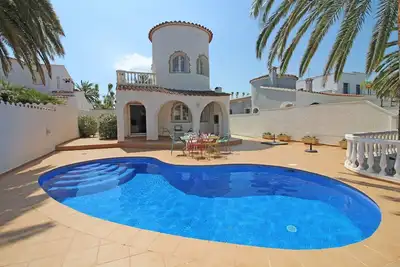 Image de Élégante villa familiale avec piscine et amarrage