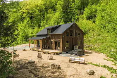 Image de New Cozy 4-bedroom cabin with Ac, WiFi, Hot Tub and Fire Place!