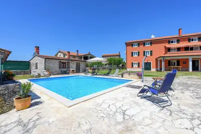 Image de Spatious 3 bedroom, family apartment by the pool in a tranquil setting near Umag