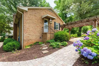 Image de ‼️Bright 2br Basement Suite w/ Parking & Backyard