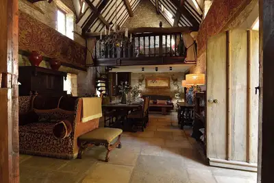 Fabulous Great hall in the center of Castle combe