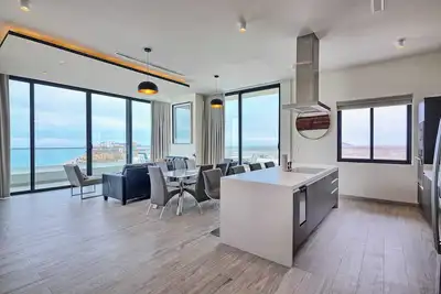 Image de Waves & Views Luxury 3br Oceanfront Condo