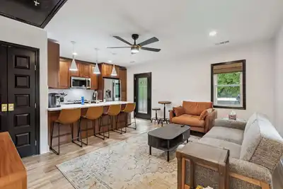 Image de McLean Manor w/Hot Tub (Guest House)