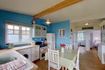 Image de A beautifully presented chalet with views over St Ives Bay.