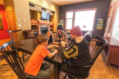 Image de Two Bedroom + Den | Sleeps 4-6 | Slalom Creek Condos