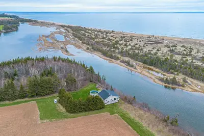 Image de Breathtaking Views, Absolute Privacy, Modern&Cozy! 5mins to Pei's 2 Best Beaches