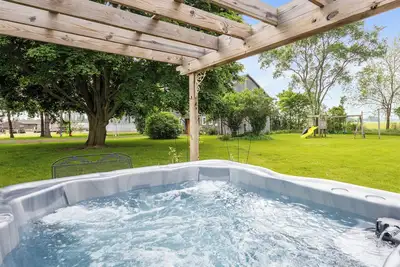 Image de Juniper Presents: Vintage 1920s Farmhouse w/ Barn, Hot Tub+Fire Pit