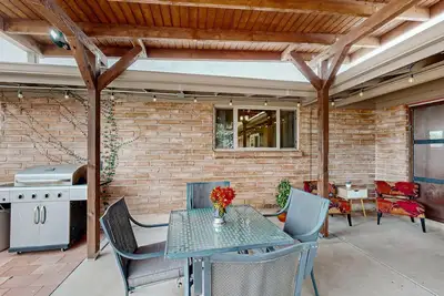 Image de Modern Home w/ pool table & foosball, covered patio w/ Bbq grill & fire pit