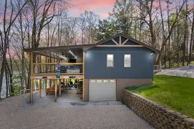 Image de Spacious Lakefront Retreat with Private dock for swimming and fishing. Sleeps 14