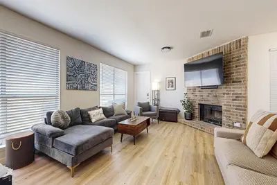 Image de South Austin home with cozy living room, Wifi, patio, backyard & dog-friendly