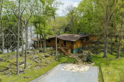 Image de Waterfront Lake Life  -  Log Cabin on Boone Lake