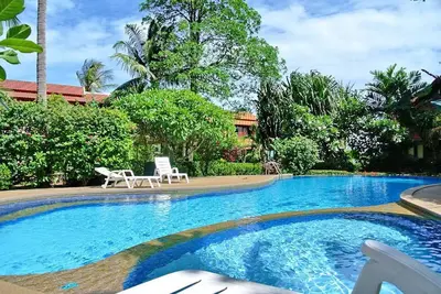Image de Luxueuse villa de style thaïlandais avec piscine privée et accès à la plage