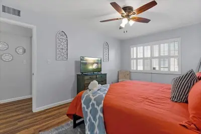 Image de Home away from home! …. and a pool!