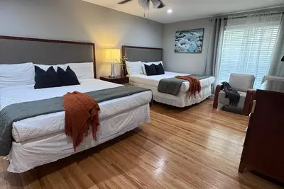 Image de Monthly Stays-One-of-a-Kind Vast Colonial Estate in Germantown- 8 King Beds