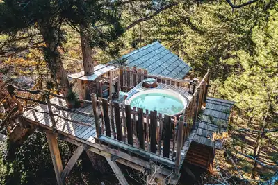 Image de Cabanes dans les arbres avec jacuzzi privatif - Épine Vinette