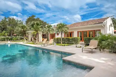 Image de Villa Toscana – Luxury Vacation Home with Oversized Pool & Access to 6 Stunning Beaches