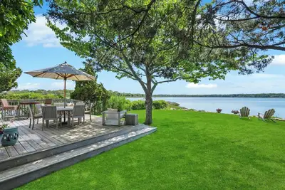 Image de Stylish Southampton Waterfront Escape: Private Beach, Panoramic Bay Views &. . .