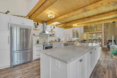 Image de Charming 2-Bedroom Condo w Golf Course Views – Ideal for Families or Couples