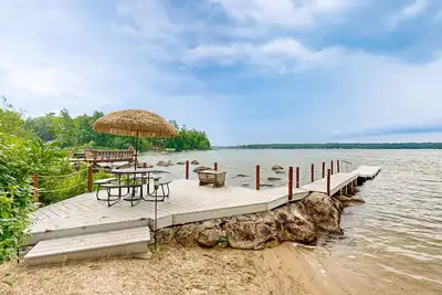 Image de Inviting lakefront home with private dock, sandy beach, and stunning views