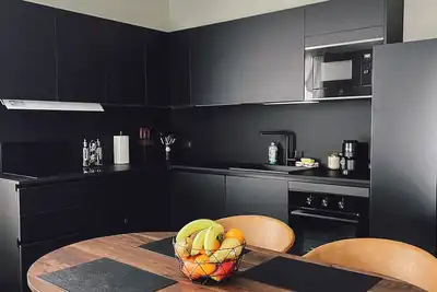 Image de 1br Apt + Sofa Bed • Sleeps 4 • Free Parking