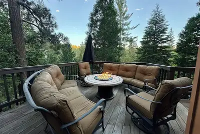 Image de Rustic Treehouse Cabin in Blue Lake Springs - Walk to Fly-In-Acres Lake