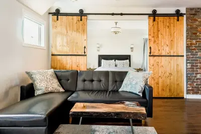 Image de Stylishly Remodeled Queen Victoria Loft
