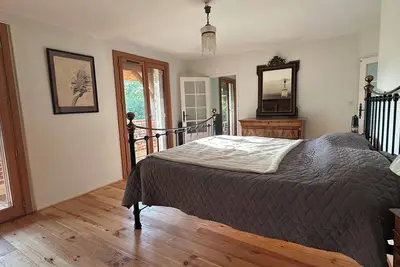 Image de Unique. « Villa fleurie » du domaine de Fontainecourt avec ateliers d’artistes.