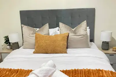 Image de Modern 1-Bedroom Apartment in Fourways-Sandton, Free Gym, Pool & Restaurant
